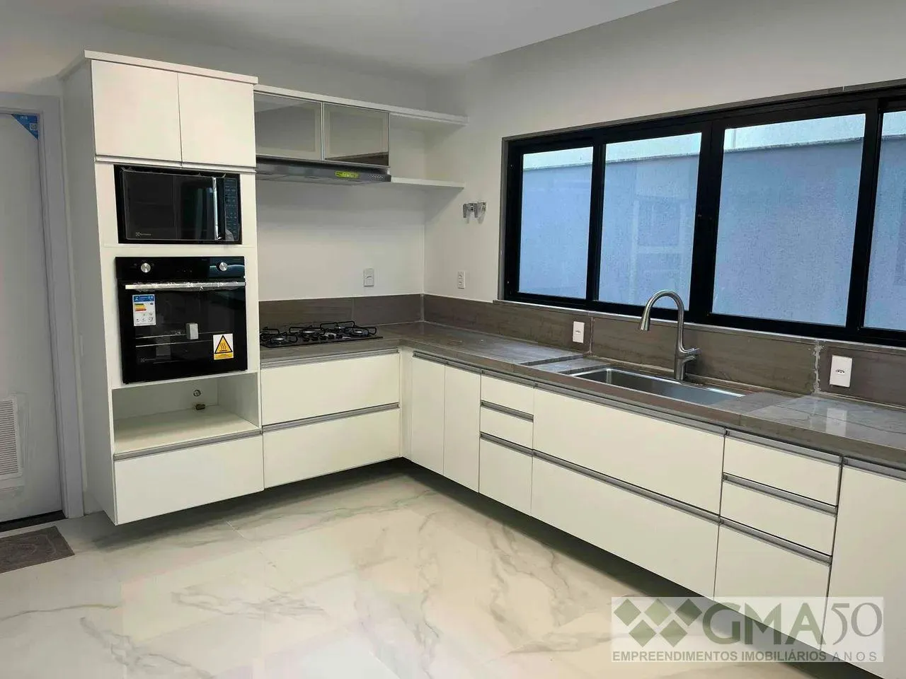 Unfurnished house with open-plan kitchen and 3 parking spots — photo 4