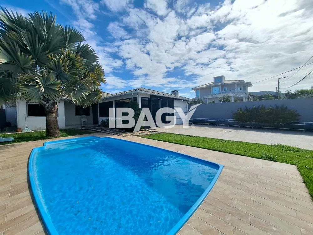 3-bedroom house with a private pool — photo 5