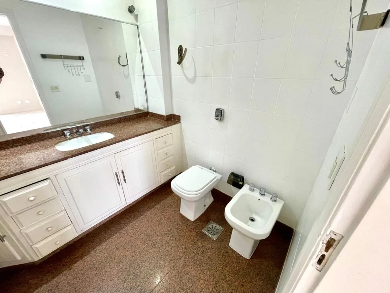3-bedroom 3-bath apartment with 250 m² and 3 parking — photo 2