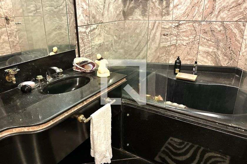 Duplex apartment with 3 en-suite bedrooms and laundry — photo 11