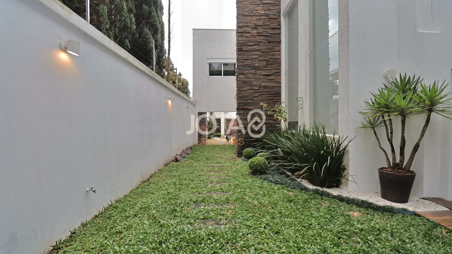Furnished house with 4 bedrooms and open-plan kitchen — photo 28