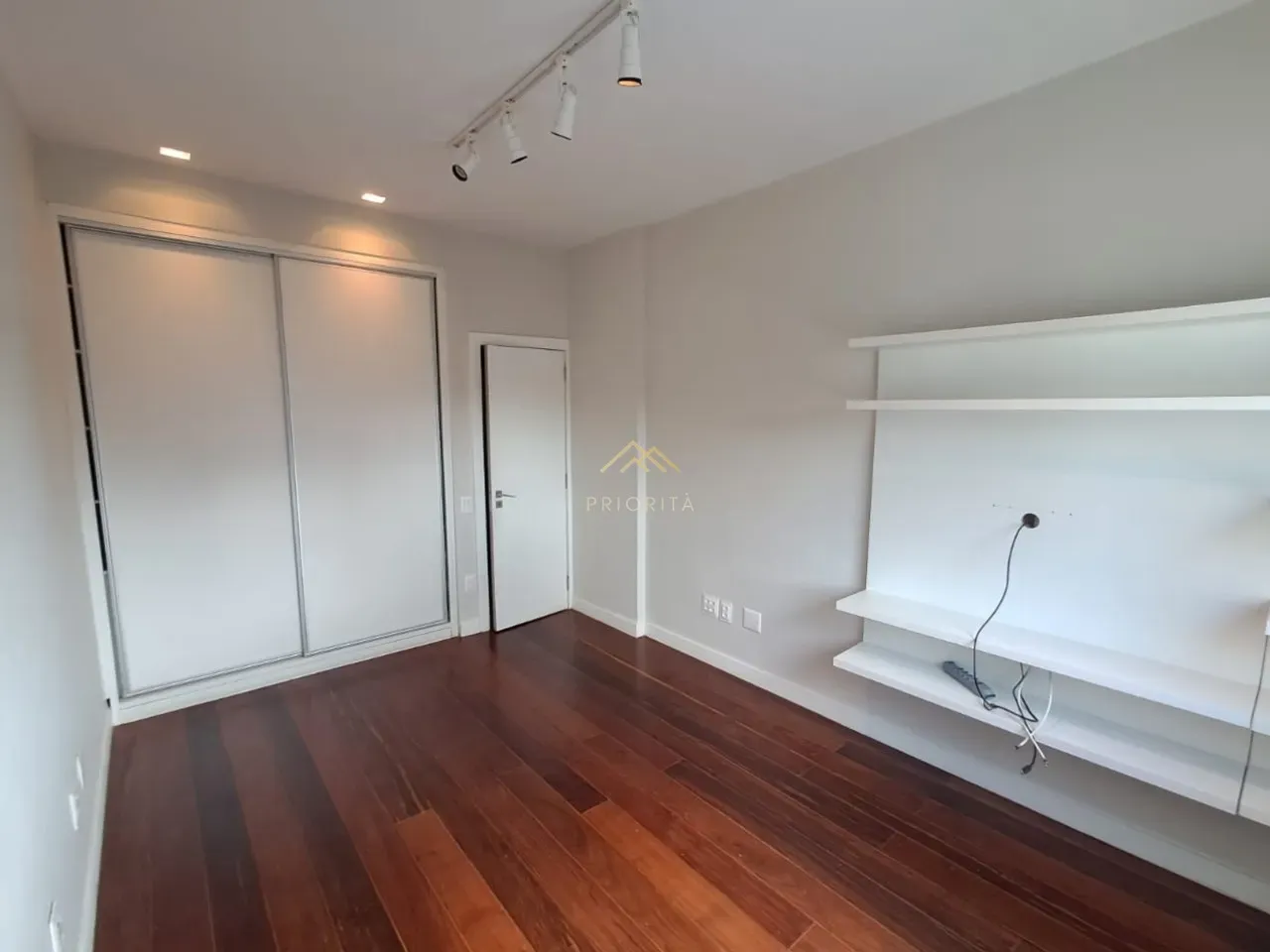 Apartamento sem mobília com 3 quartos e varanda envidraçada — photo 22