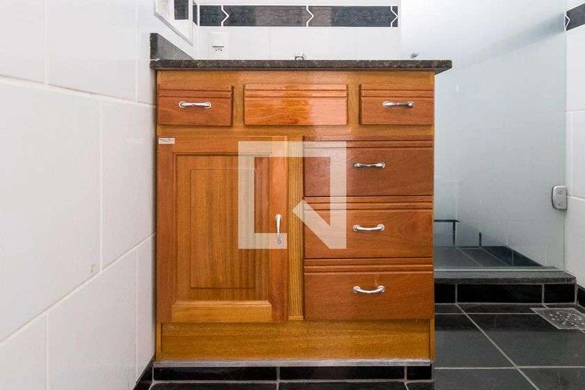 Apartamento de 1 quarto com box de vidro no banheiro — photo 16