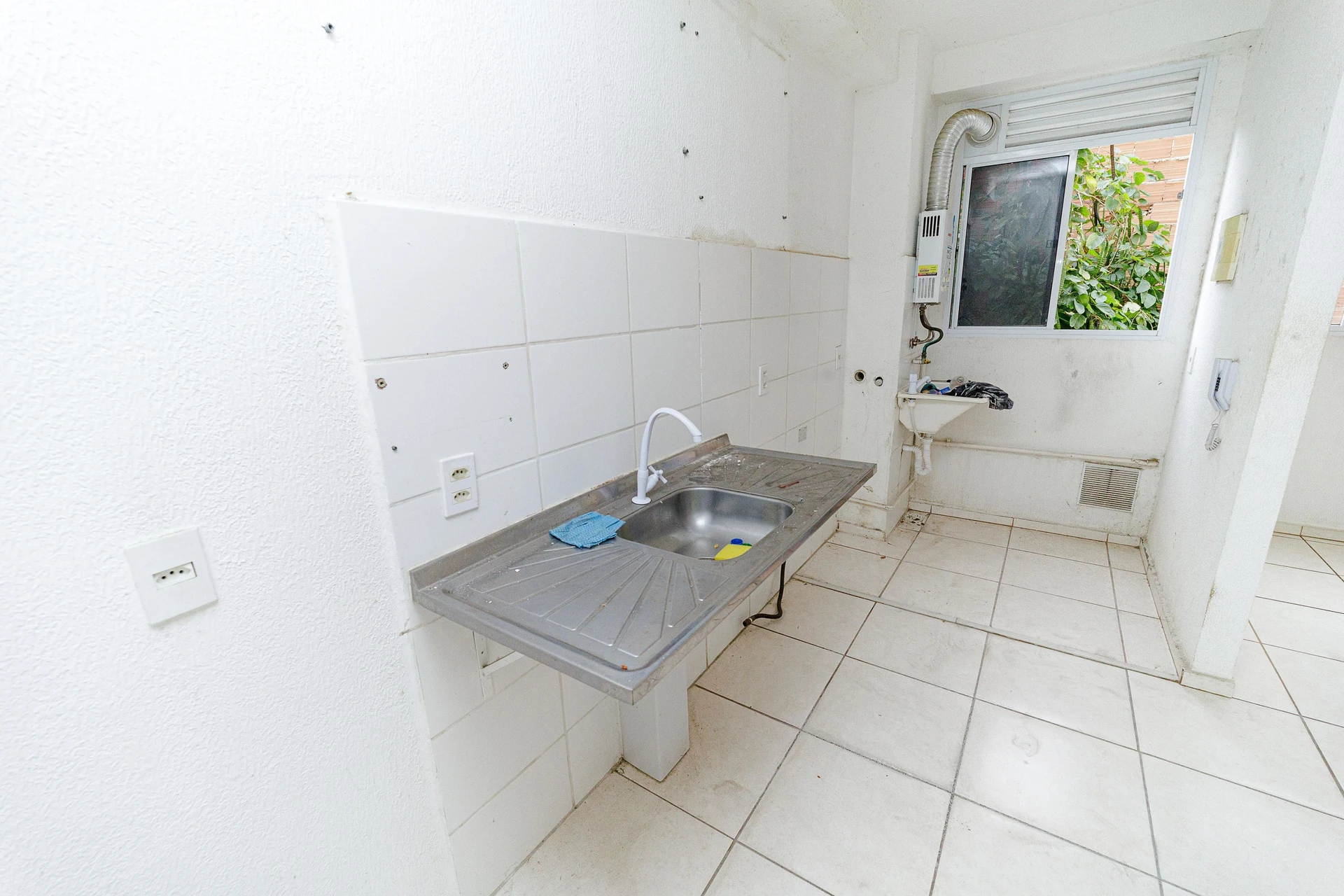 2-bedroom apartment in a building with a pool — photo 7