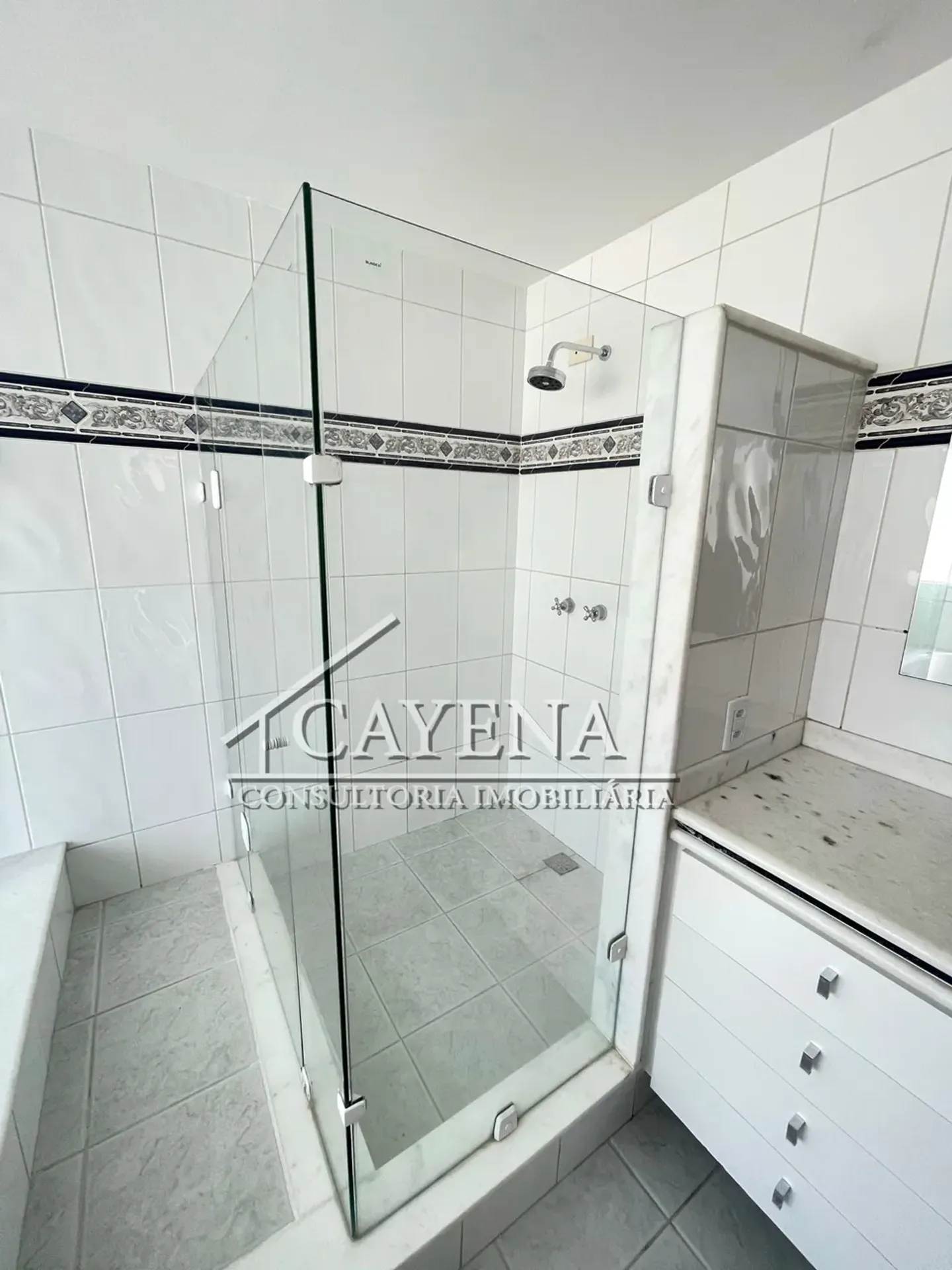 4 quartos e banheira: casa de 650 m² — photo 59