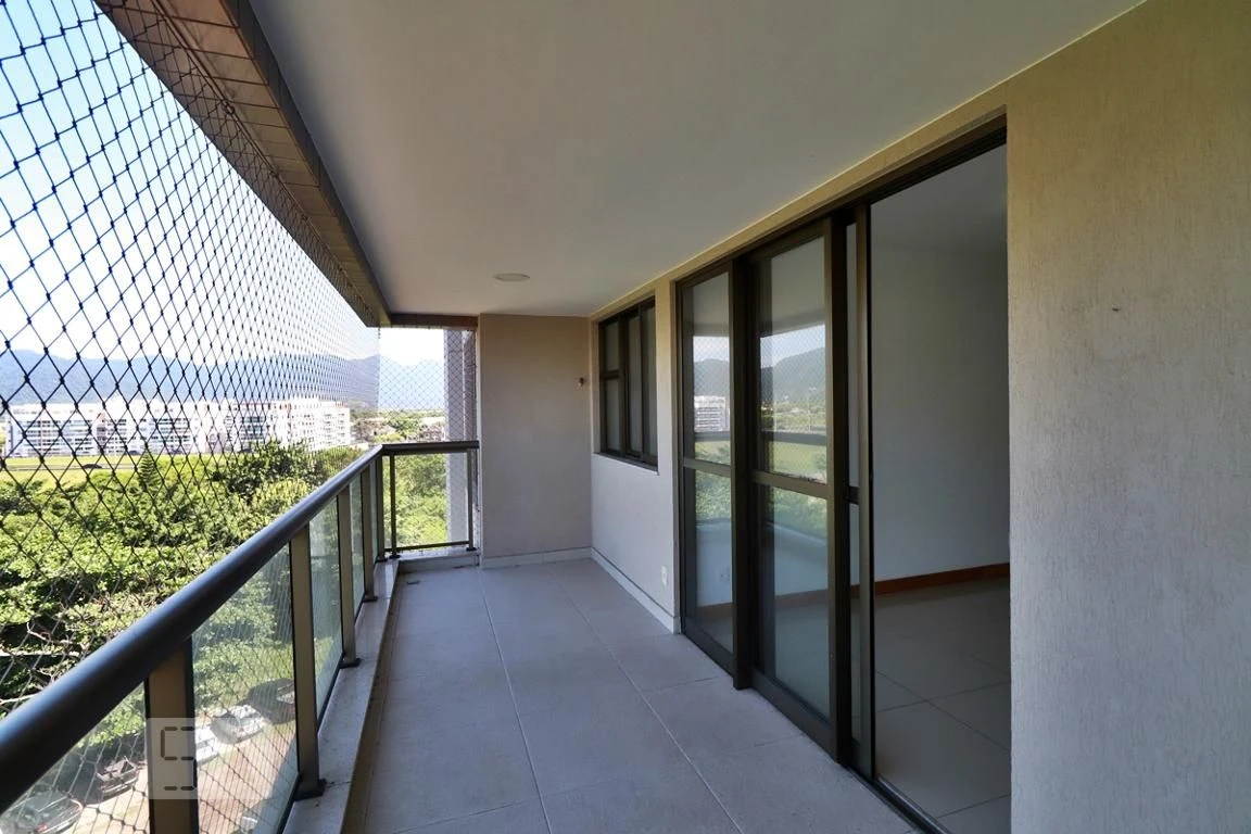 Balcony with a grill in a 3-bedroom apartment, 80 m² — photo 6
