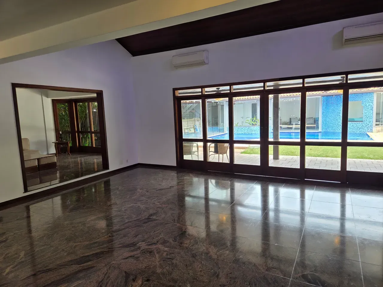 Casa com 5 quartos e 5 banheiros e varanda envidraçada — photo 40