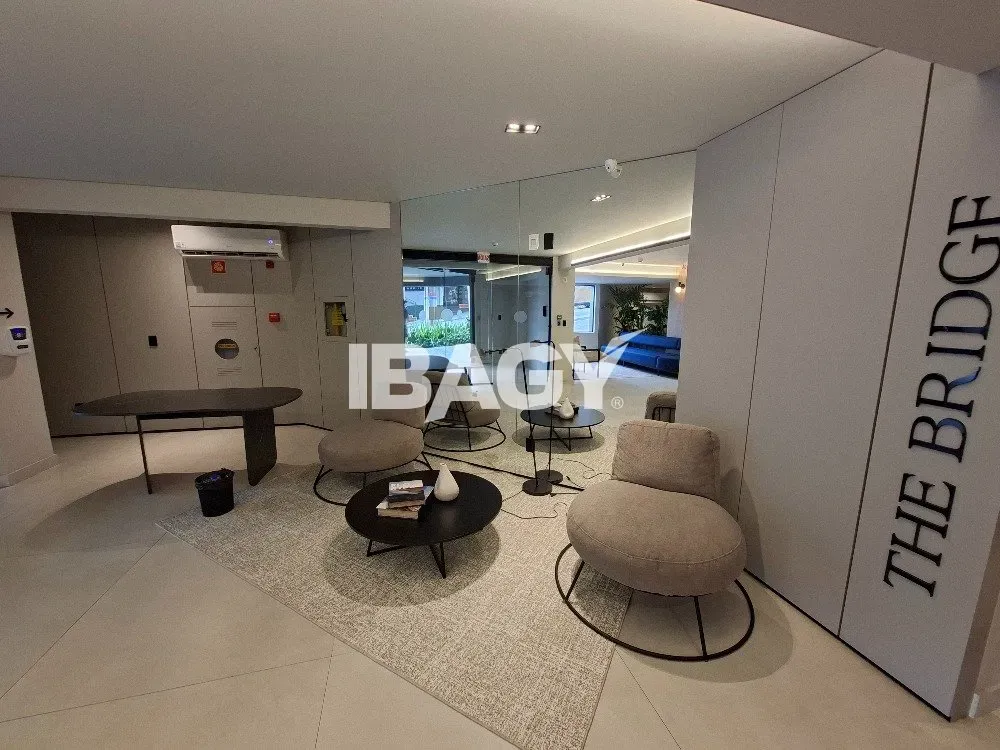 Studio with a glassed-in balcony and open-plan kitchen — photo 15
