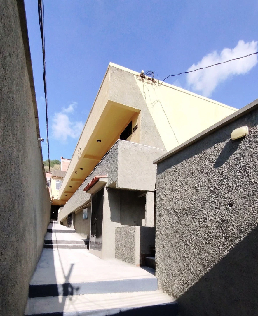 Unfurnished 50 m² house with a glass shower