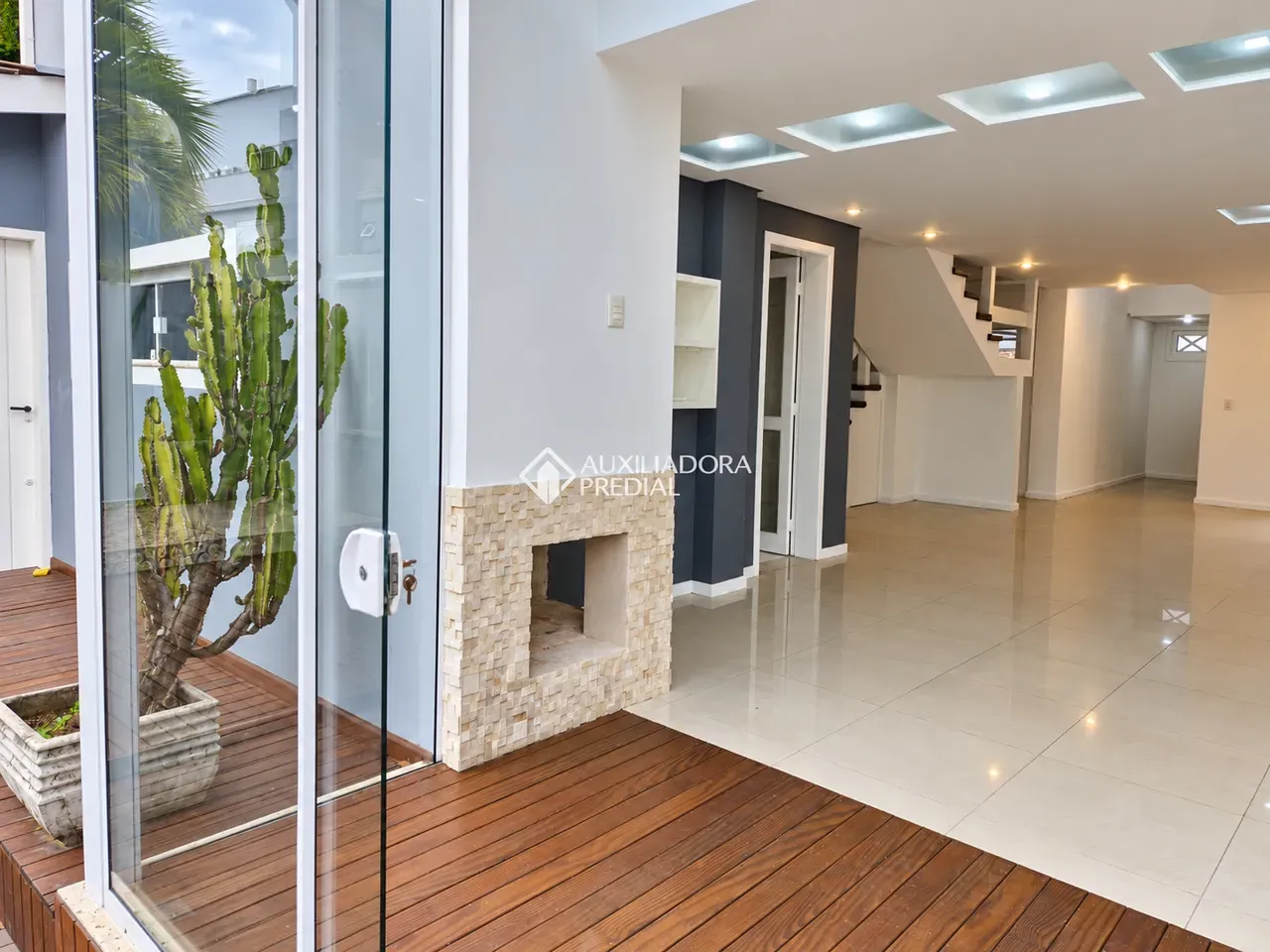 4-bedroom house with a fireplace in Florianópolis — photo 4