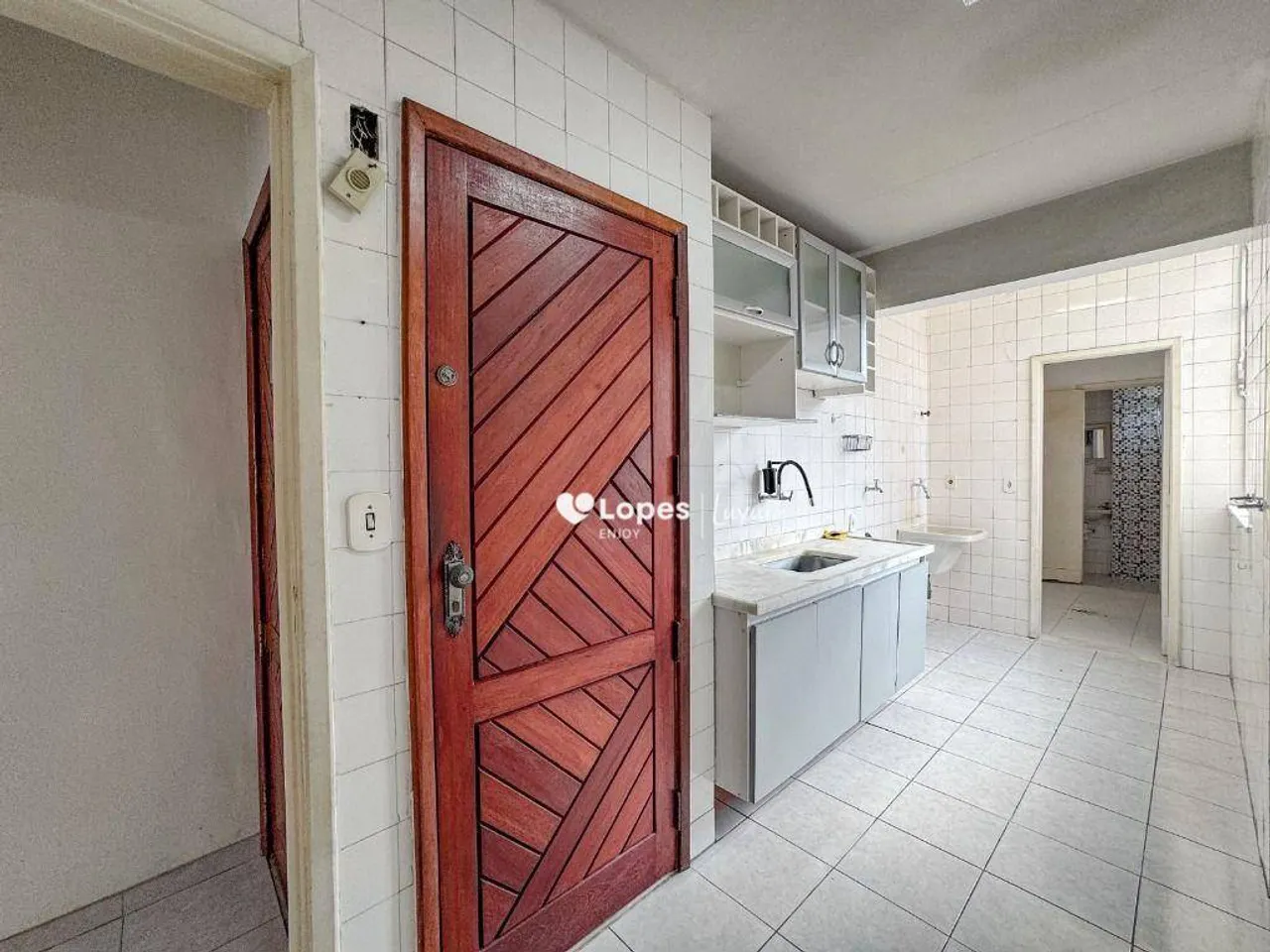 Unfurnished 2-bedroom apartment with a balcony — photo 20