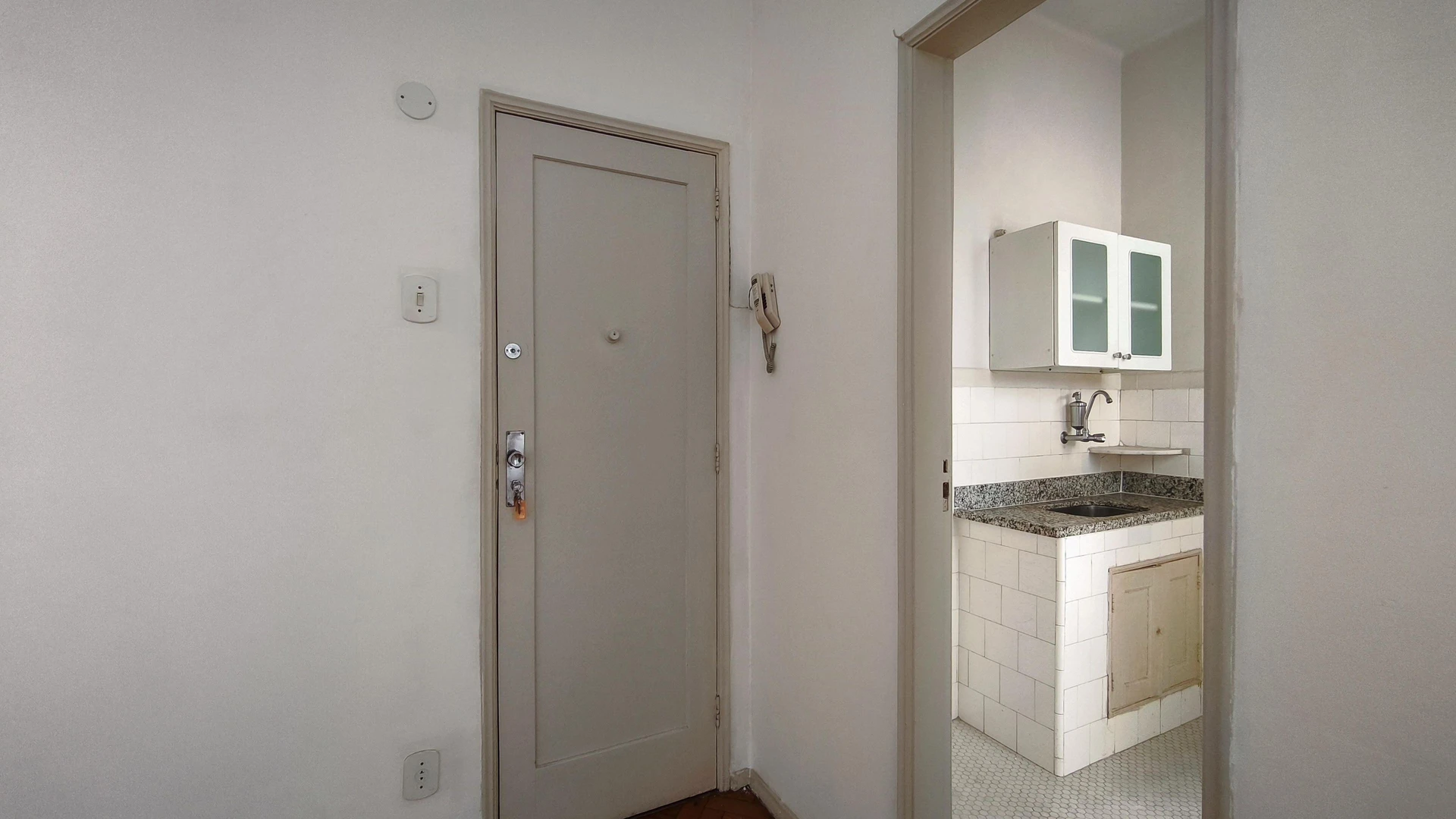 Деревянный пол или ламинат и 1 спальня: квартира 40 м² — photo 23