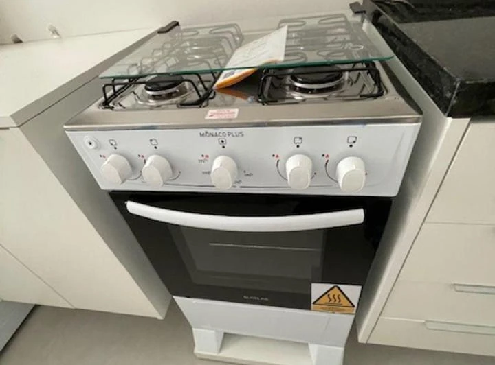 Furnished 1-bedroom apartment with open kitchen and gas stove — photo 8