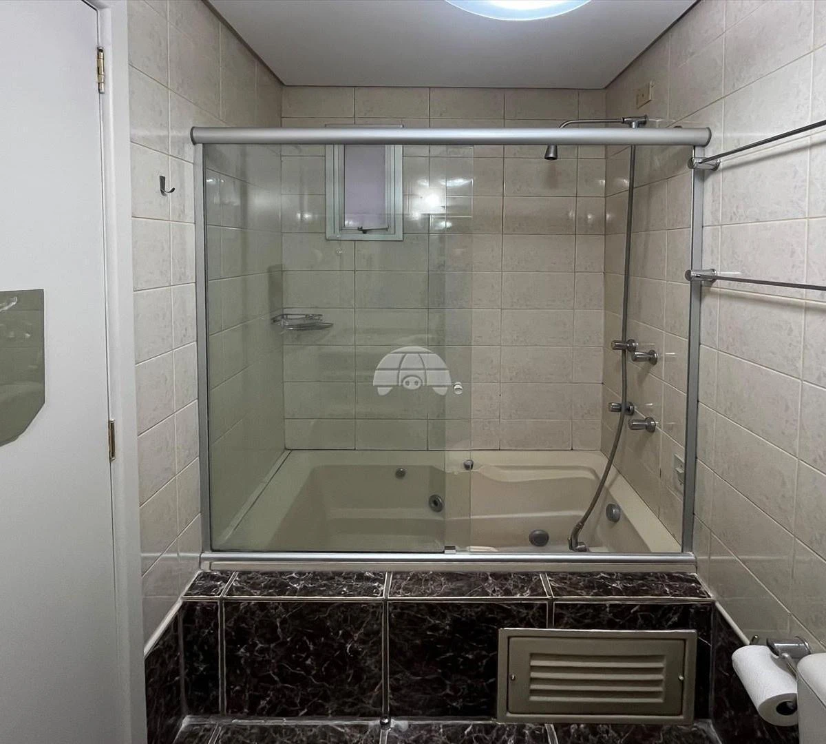 3-bedroom apartment with a bathtub in Curitiba — photo 32