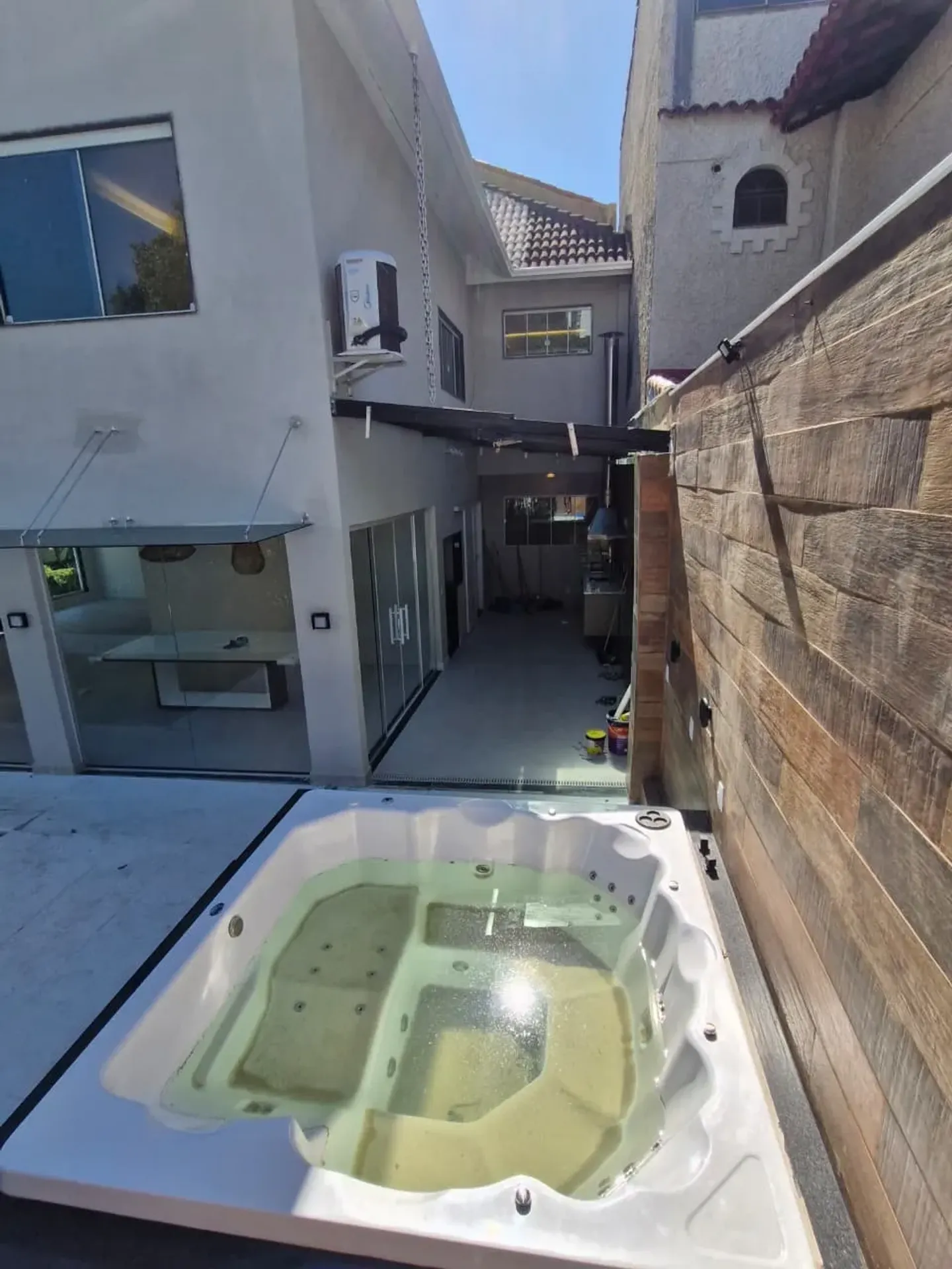 Casa, 384 m², com janelas do piso ao teto