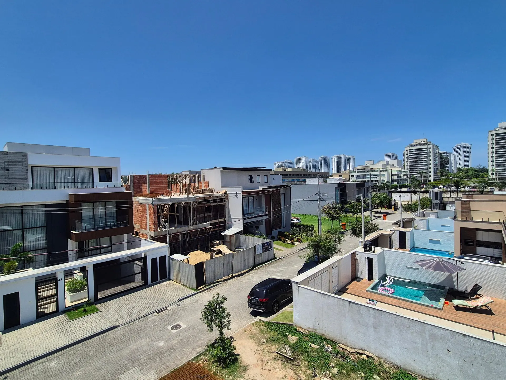 4-bedroom house with a glass-enclosed balcony — photo 22