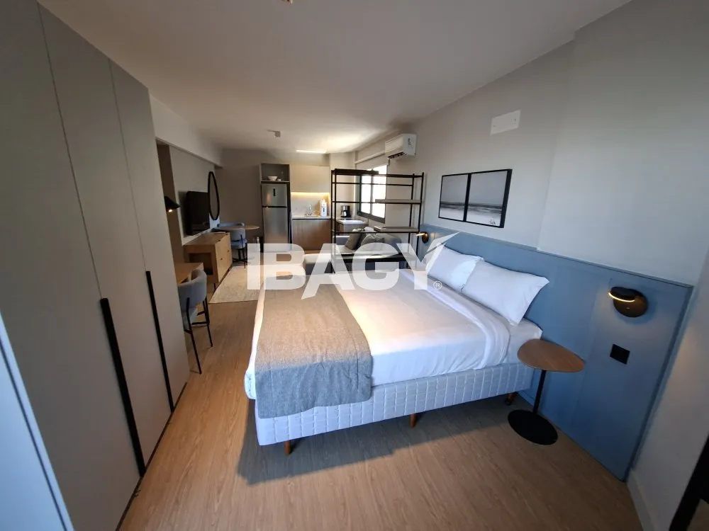 Studio with a glassed-in balcony and open-plan kitchen — photo 174
