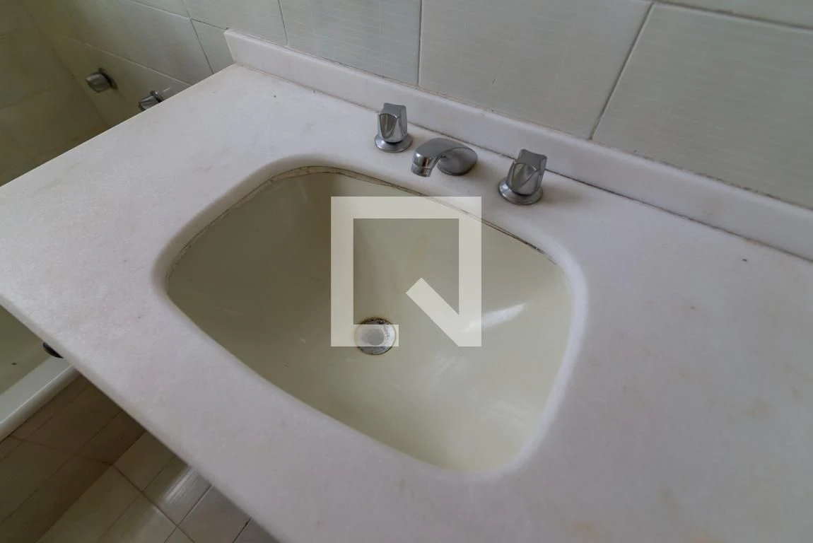 Bathtub in a 3-bedroom apartment, 110 m² — photo 41