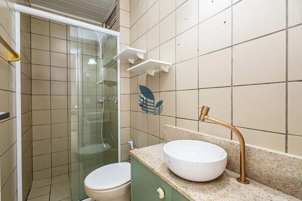 1-bedroom apartment with en-suite bathroom and separate kitchen — photo 17