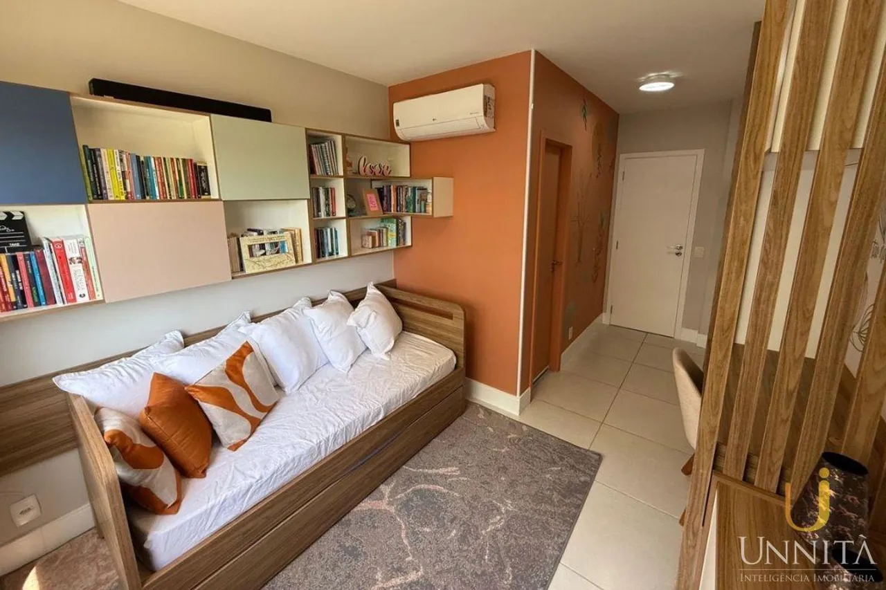 Apartamento residencial con balcón acristalado y vistas — photo 12