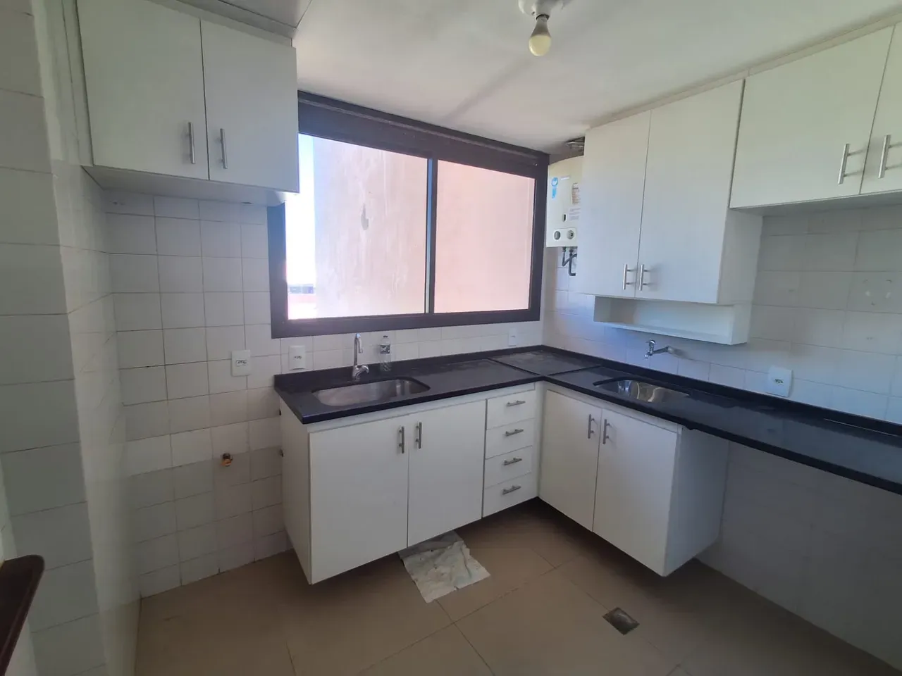 2-bedroom apartment in a building with a gym — photo 10