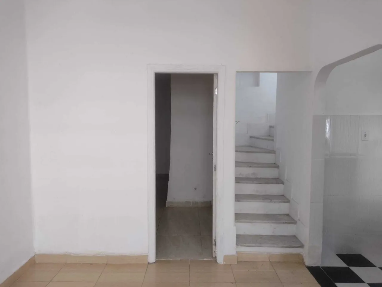Unfurnished apartment with 3 bedrooms and a balcony — photo 10