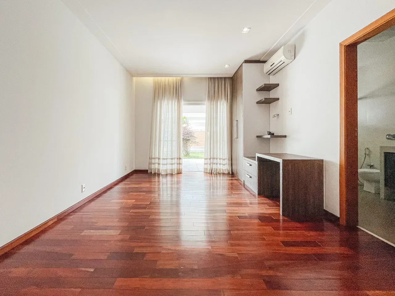 600 m² house with a bathtub and floor-to-ceiling windows — photo 2