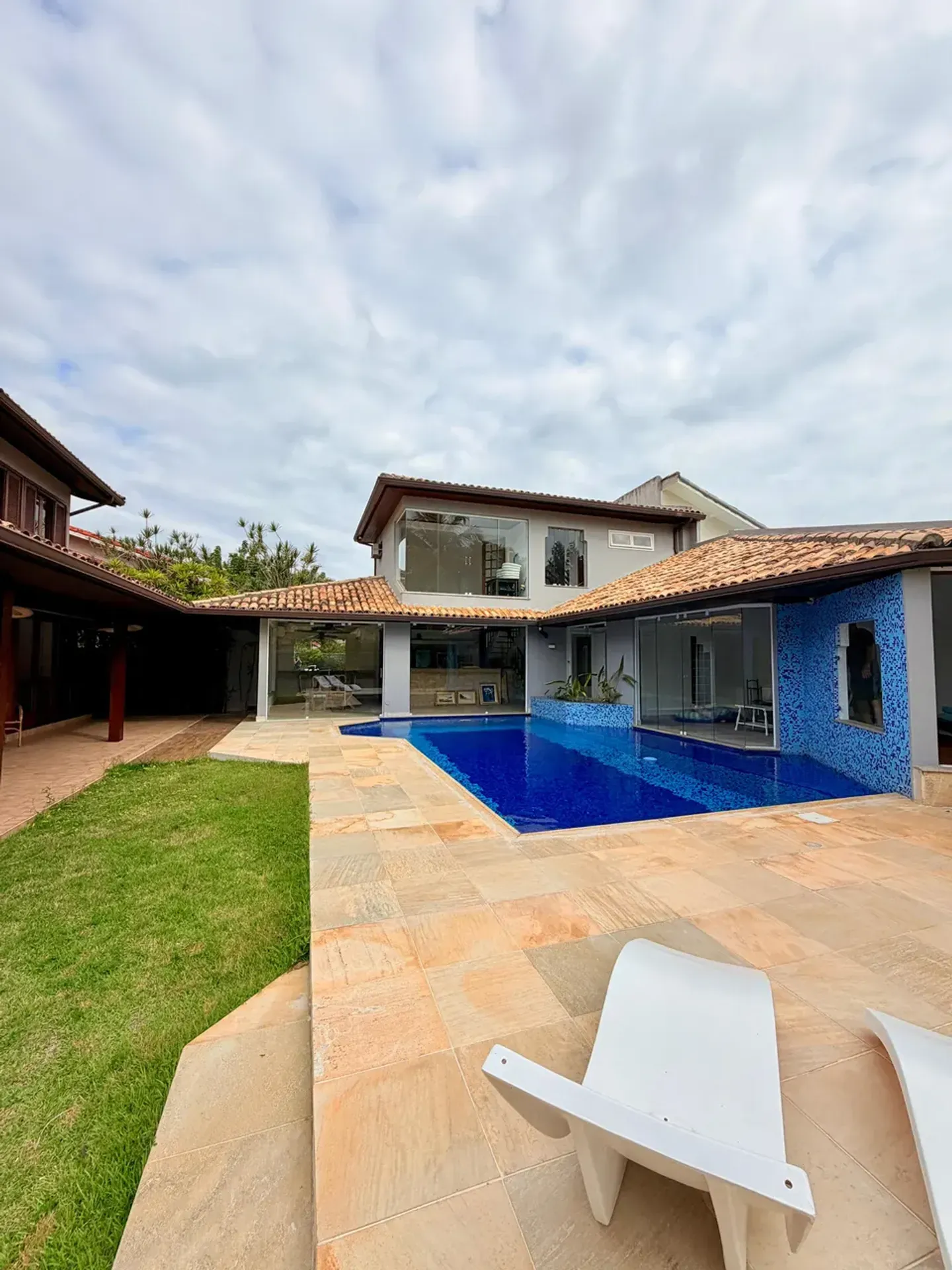 Casa com 5 quartos e 5 banheiros e varanda envidraçada — photo 15