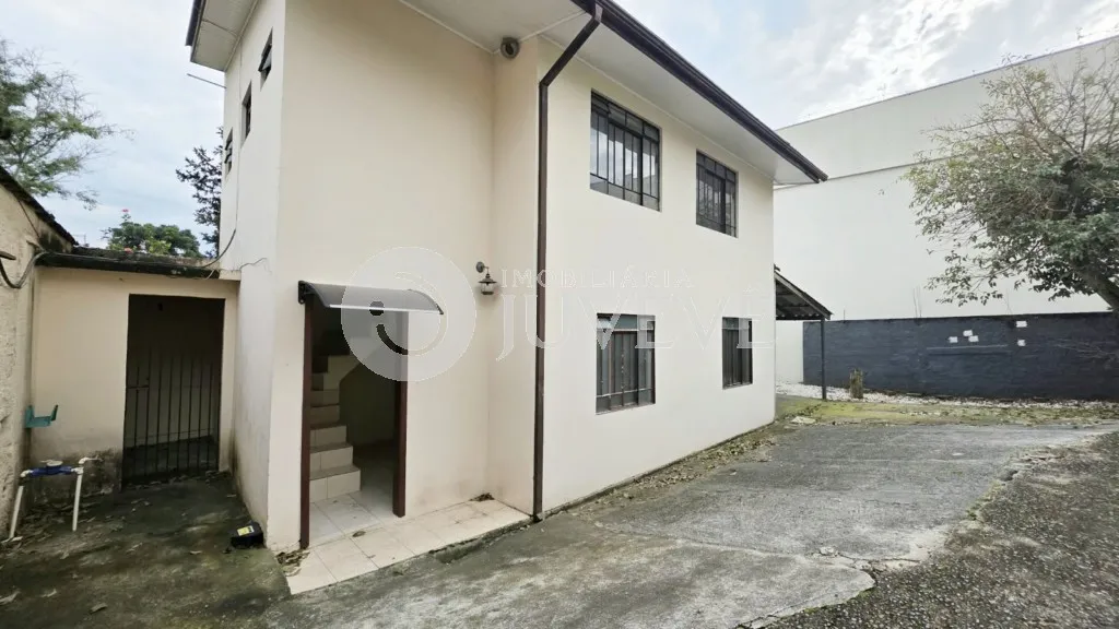 Duplex house with 3 bedrooms and tile floors