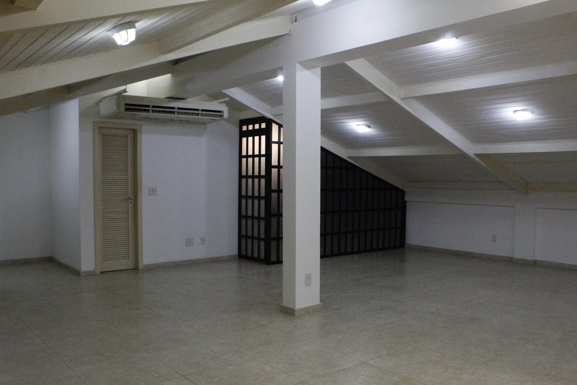 House with 5 bedrooms and 5 parking spaces — photo 52