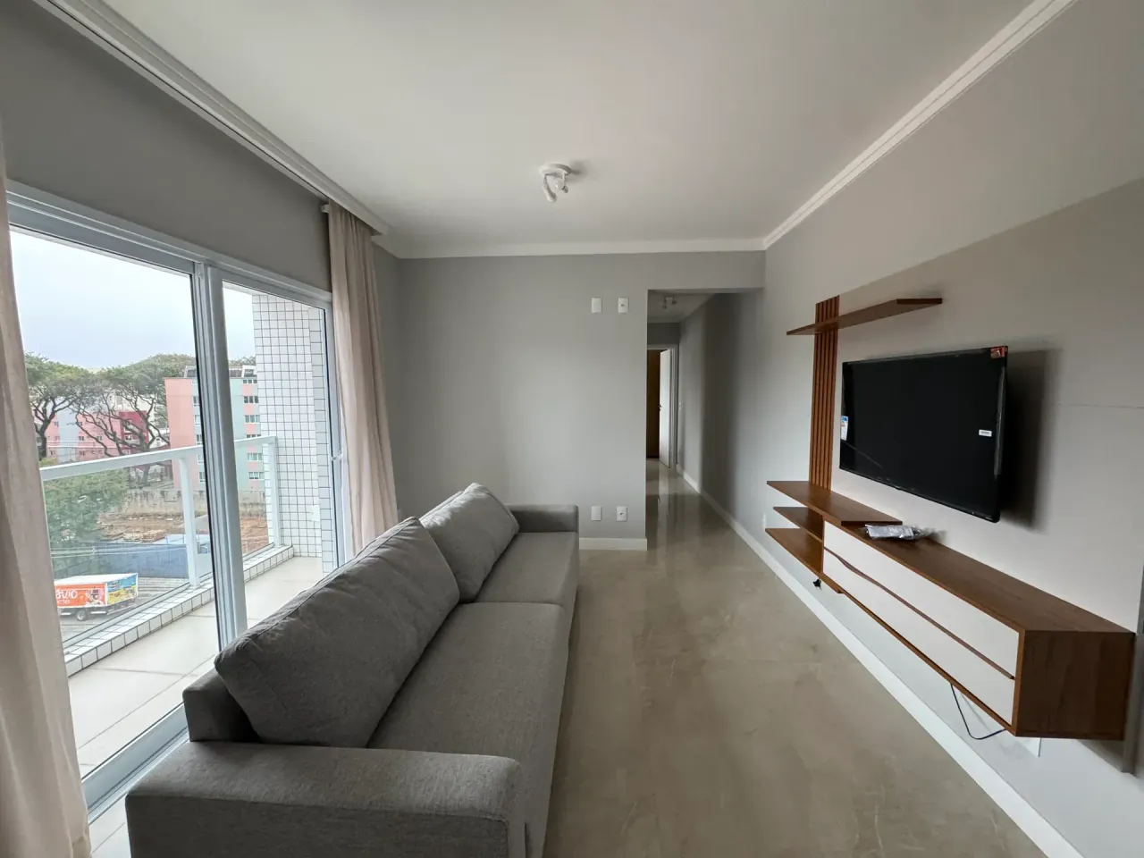 Furnished 2-bedroom apartment with open-plan kitchen — photo 10