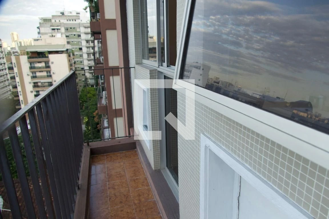 1-bedroom apartment with enclosed kitchen and balcony — photo 20