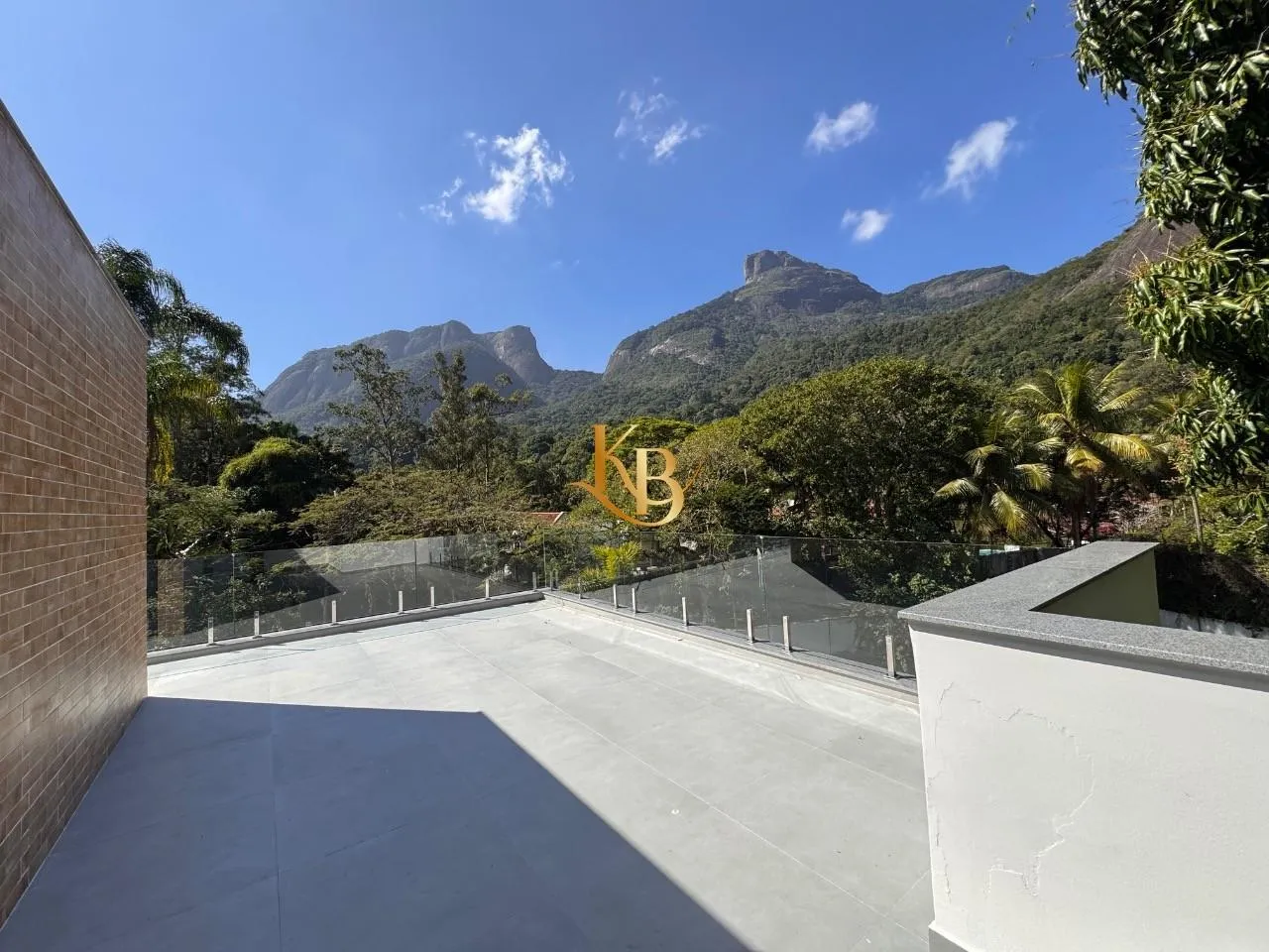Casa com 5 quartos e área de piscina ao ar livre — photo 51