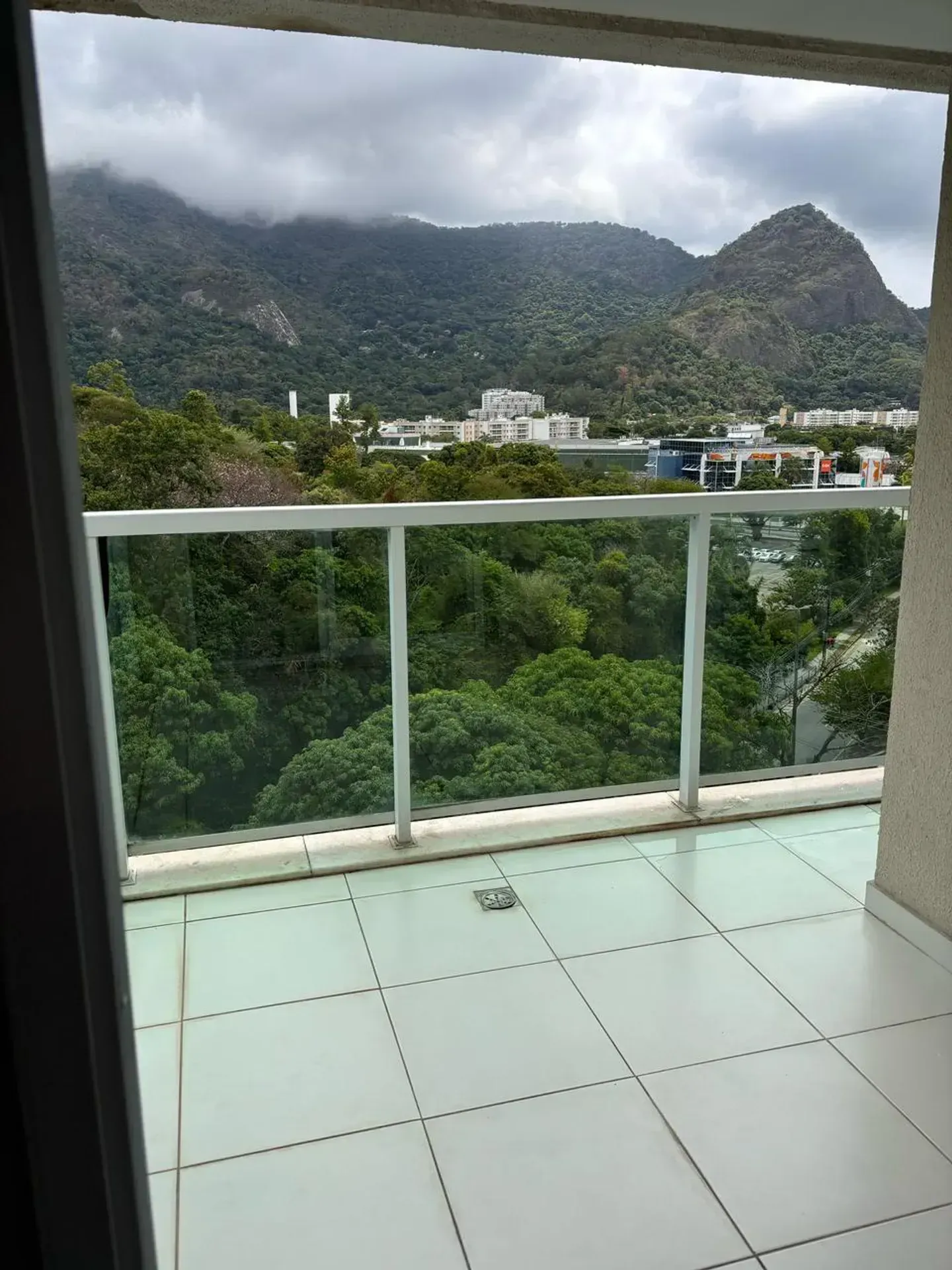 Apartamento com 2 quartos e varanda fechada de vidro — photo 6