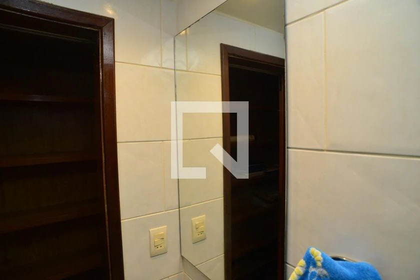 4-bedroom apartment with wood or laminate floors — photo 23