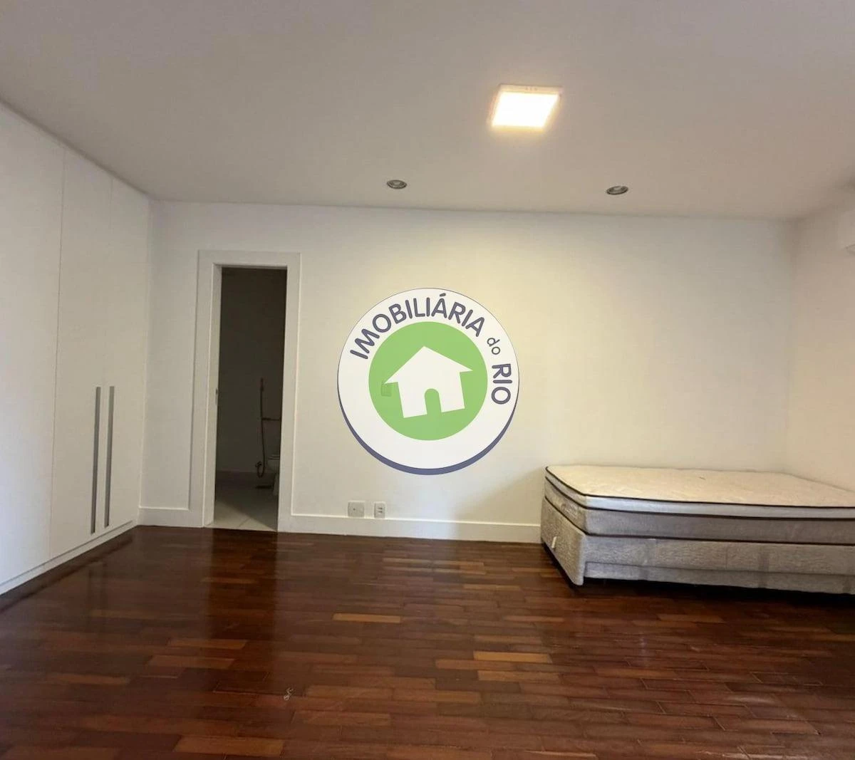 4-bedroom rental with 5 bathrooms and water views — photo 23