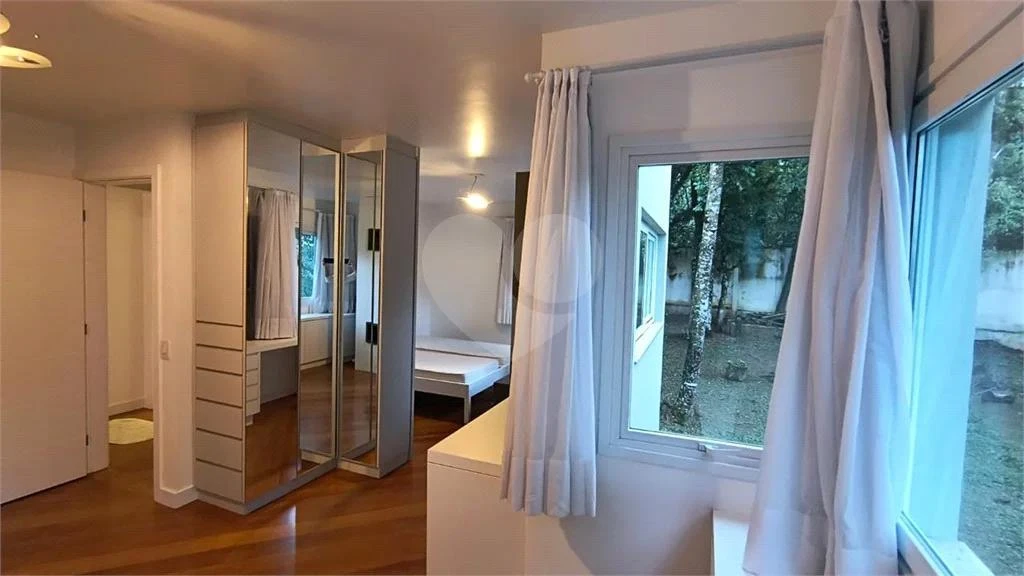 5-bedroom house with floor-to-ceiling windows — photo 12