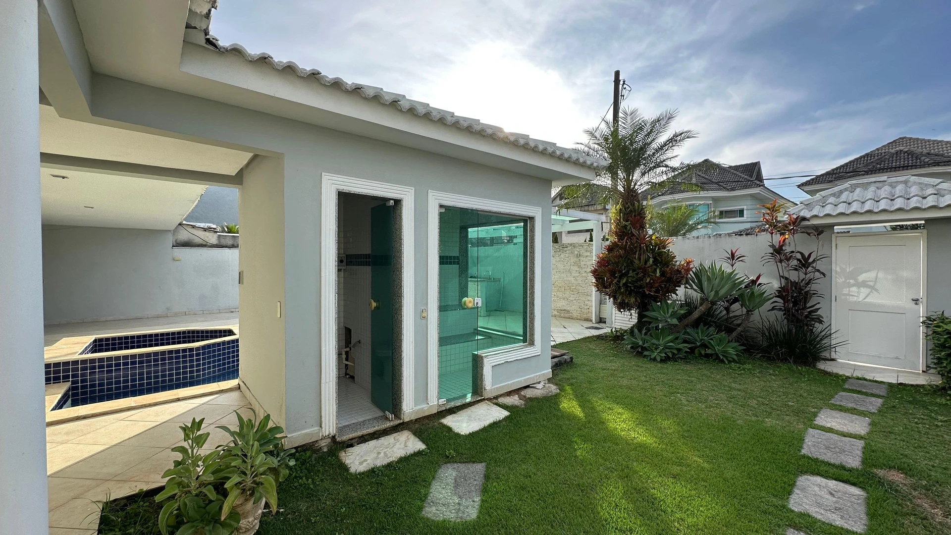 Condo house with 6 bedrooms and a balcony grill — photo 26