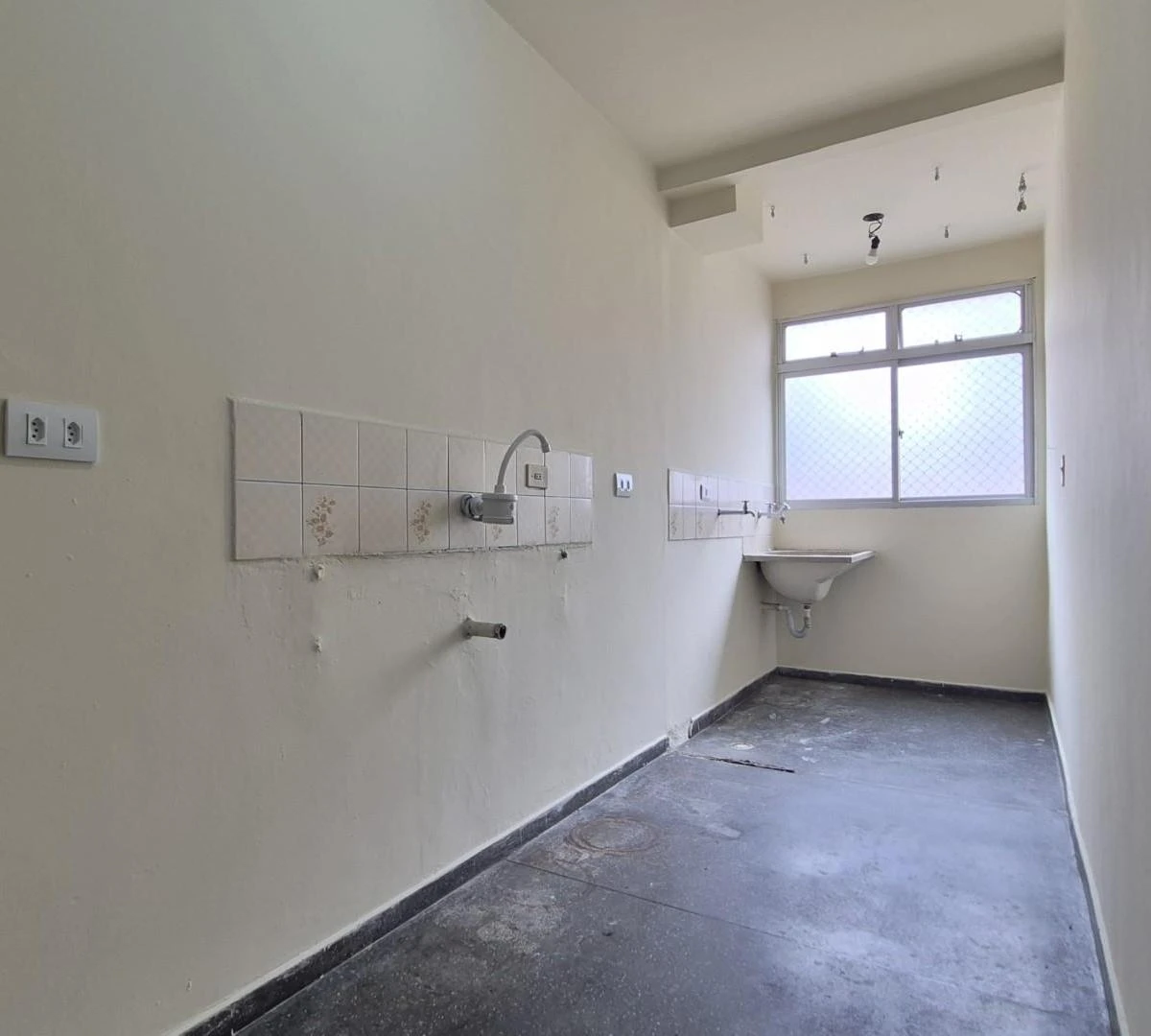 2-bedroom apartment with wood or laminate floors in Curitiba — photo 6
