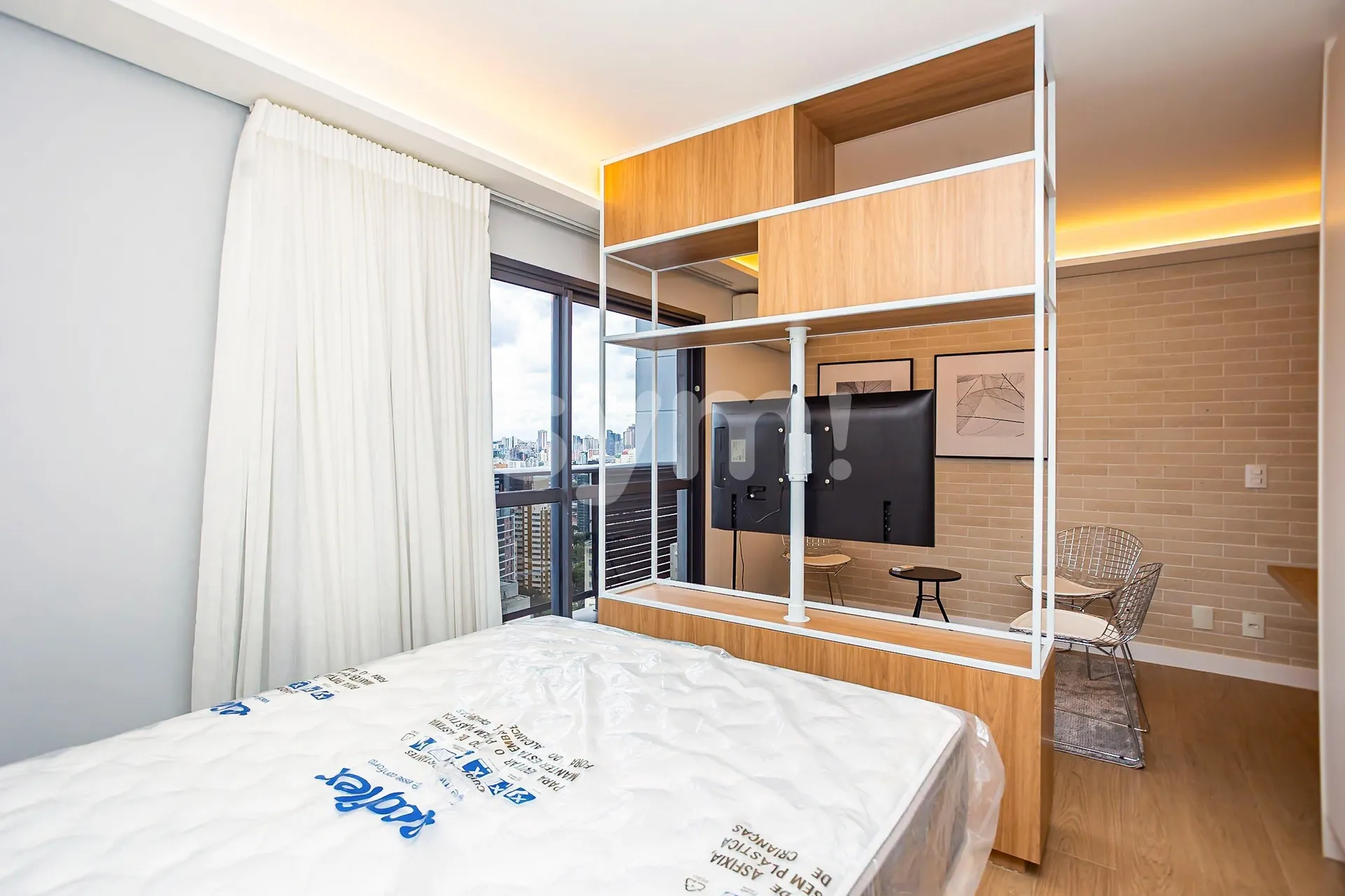 Furnished 1-bedroom apartment with a glass-enclosed balcony — photo 132