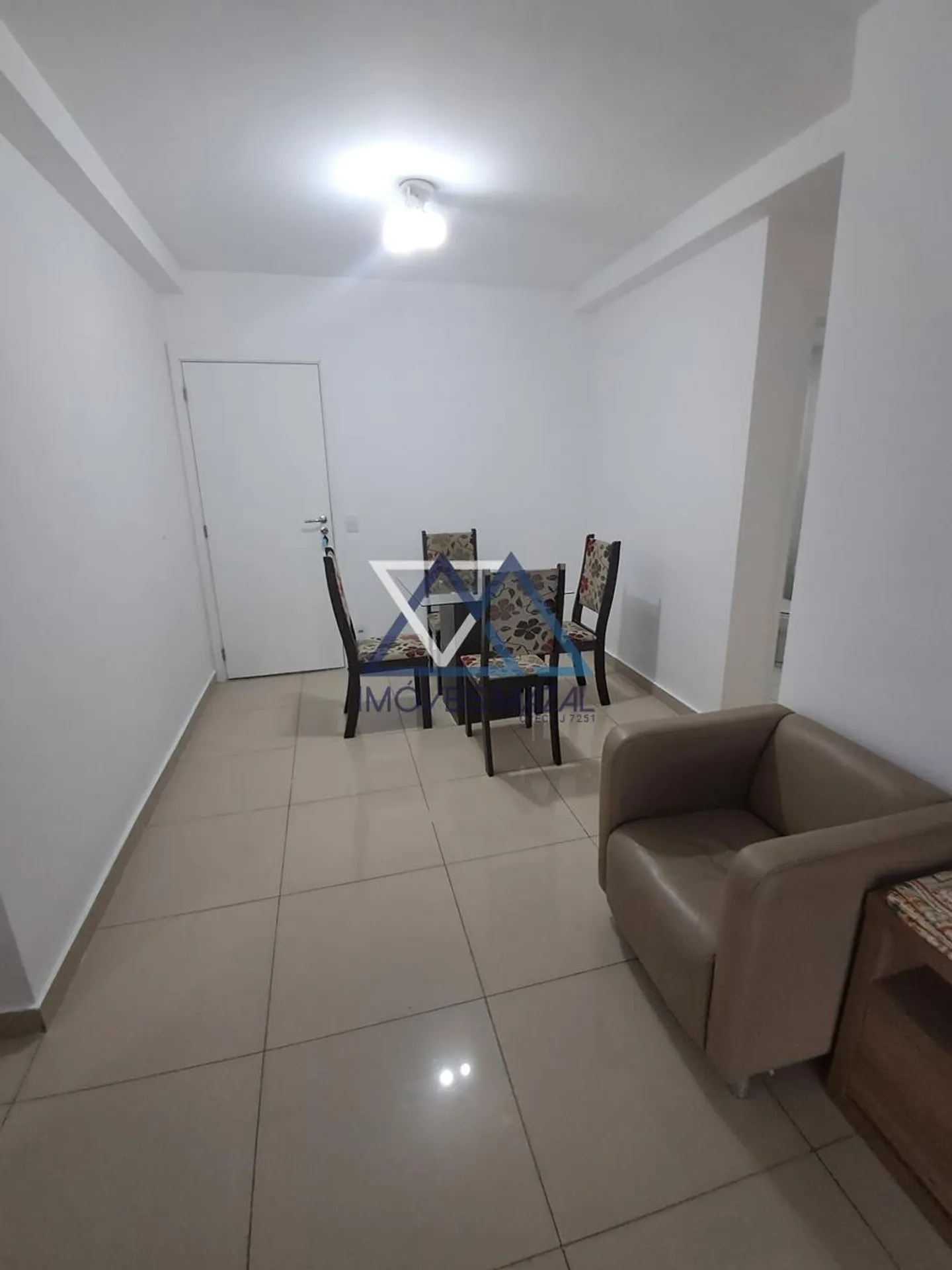 Квартира 70 м² с застеклённым балконом и камином — photo 39