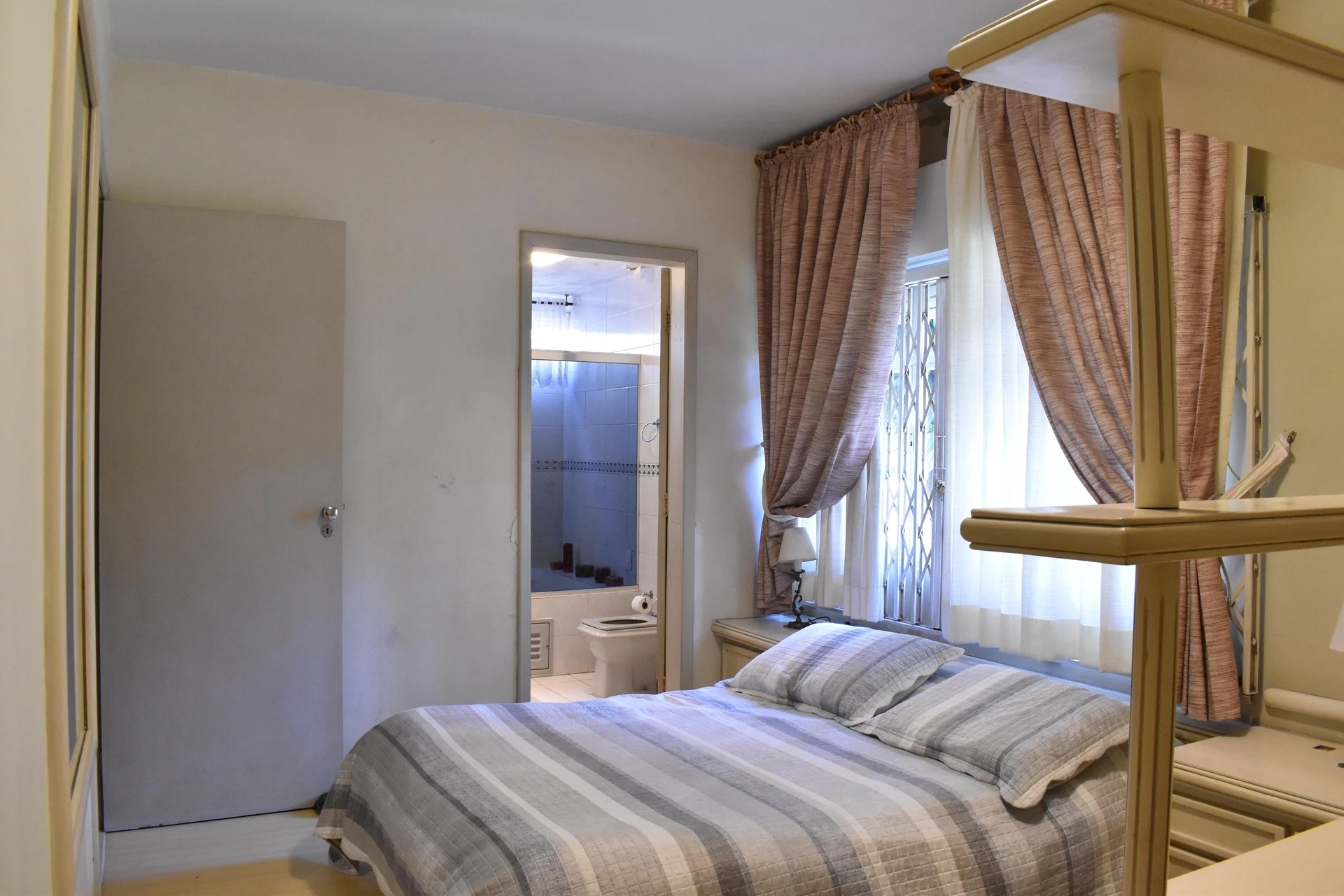 3-bedroom apartment with a bathtub in Curitiba — photo 15