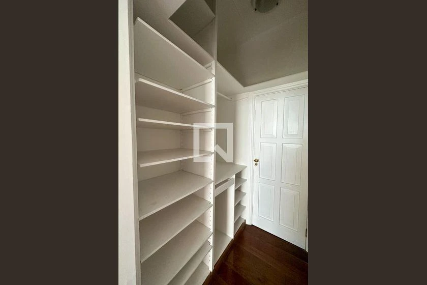 4-bedroom rental apartment with 225 m² and parking — photo 46
