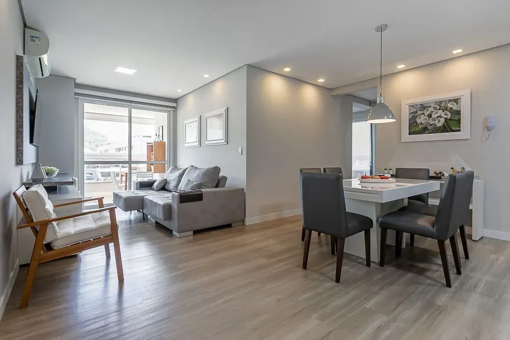 Furnished 2-bedroom apartment with open-plan kitchen
