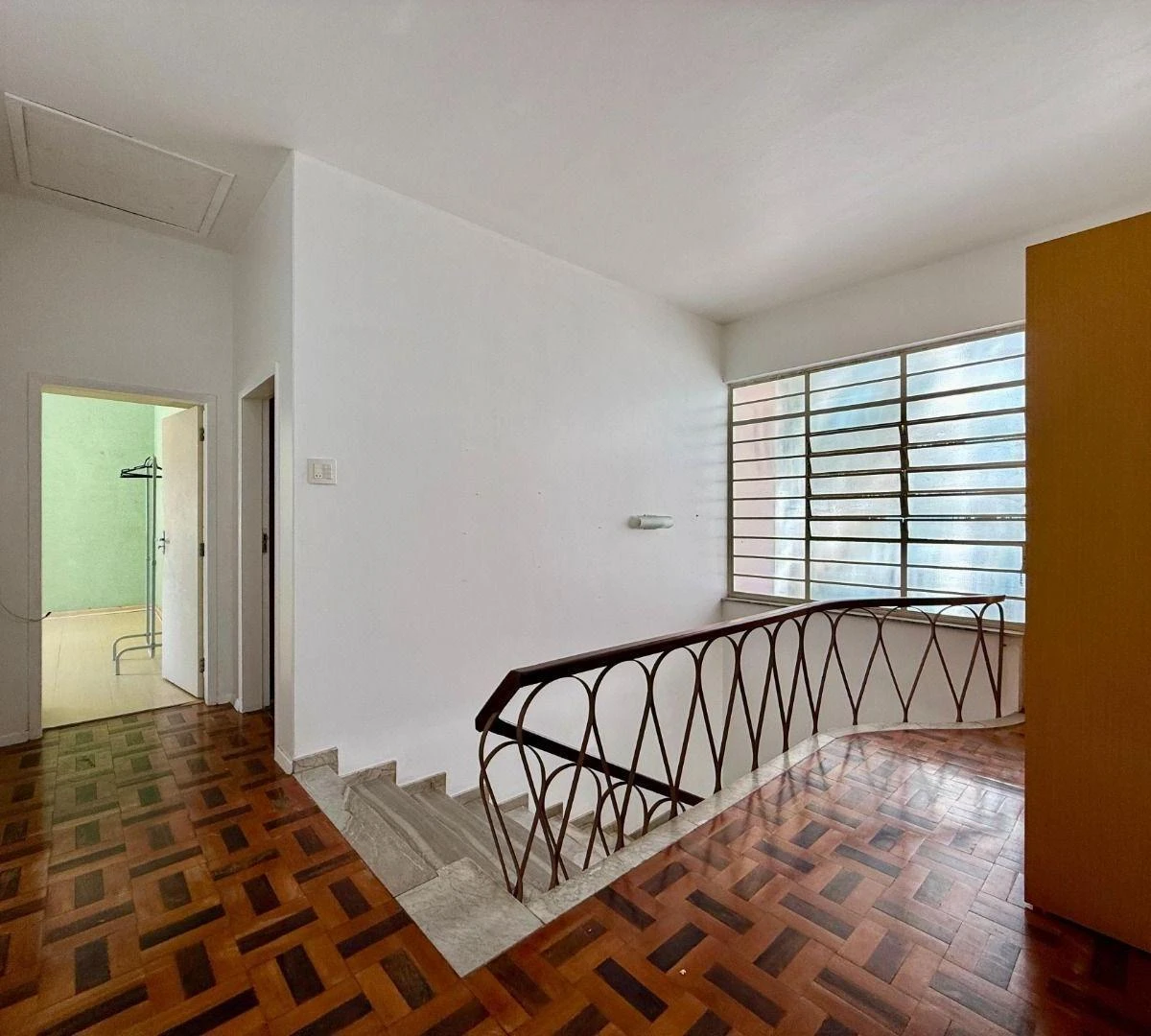 House, 286 m², with wood or laminate floors — photo 4
