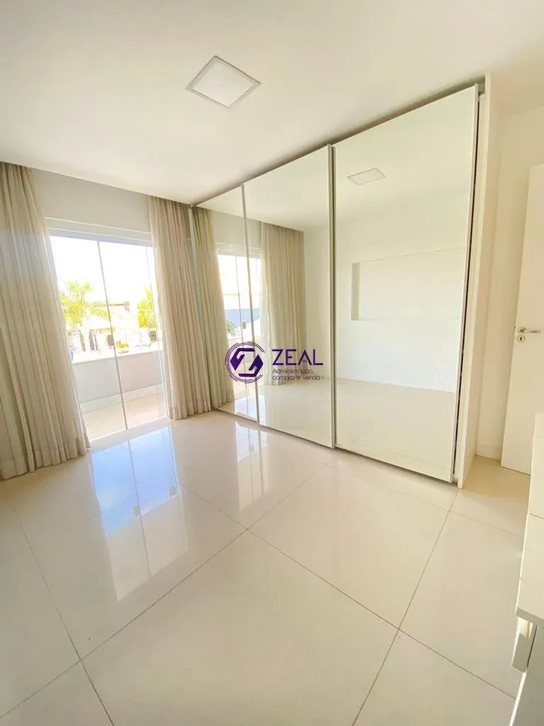 Balcony with a grill in a 4-bedroom house, 278 m² — photo 26