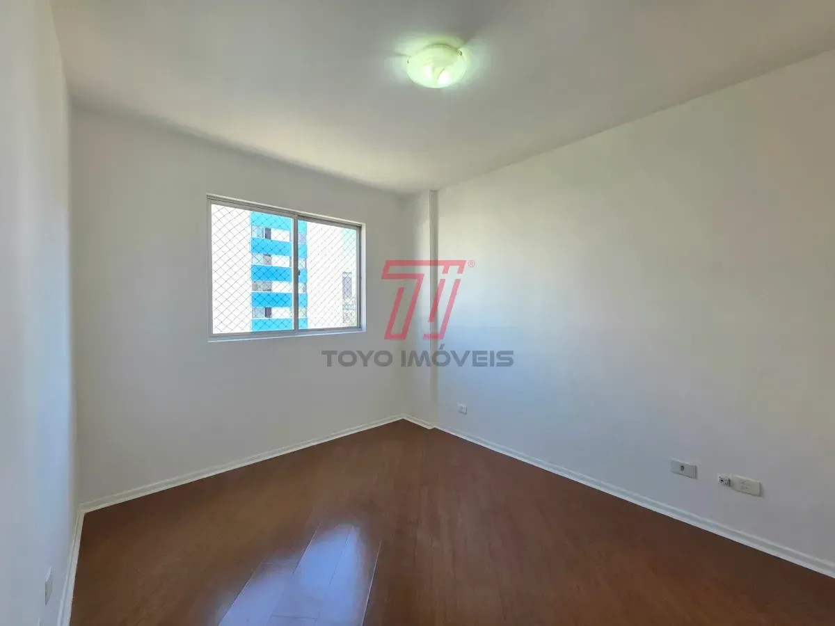 Apartamento de 3 quartos com piso de madeira na sala — photo 9