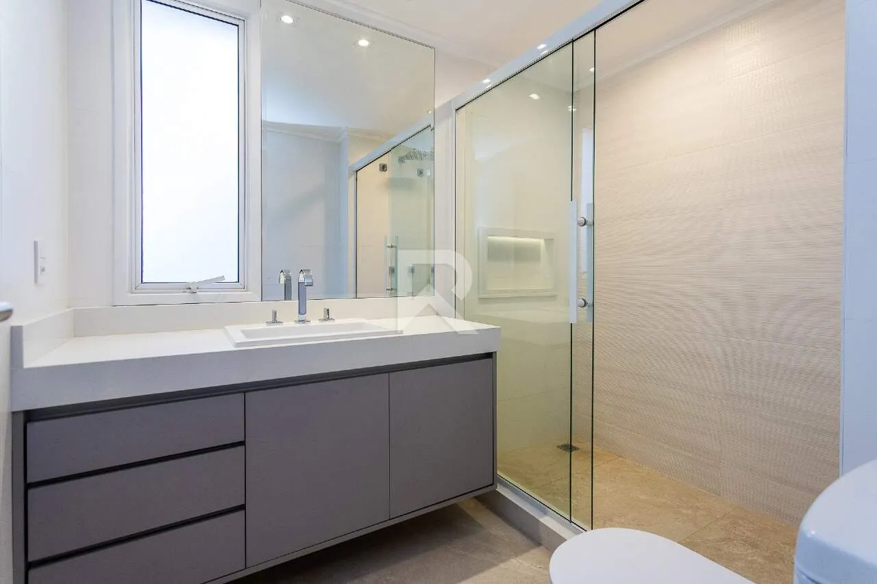 159 m² apartment with 4 bedrooms and a glassed-in balcony — photo 32