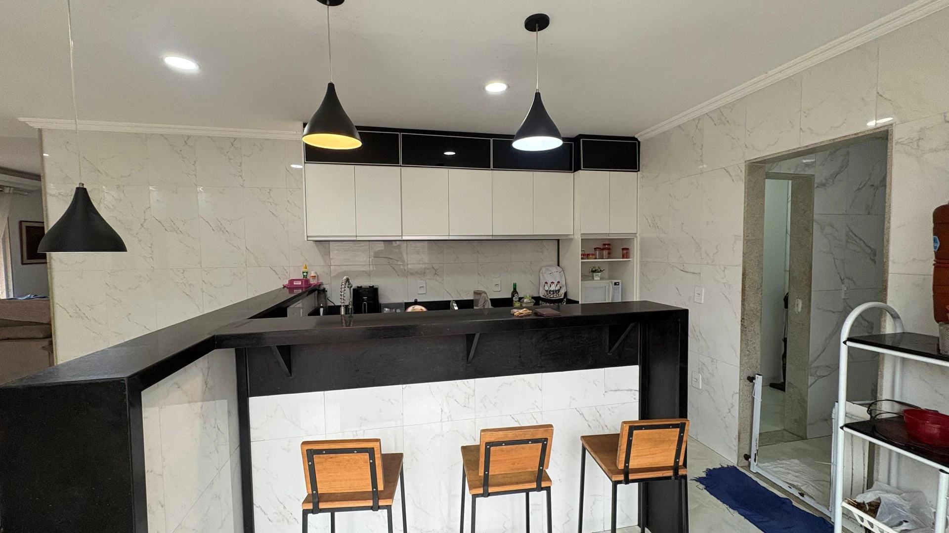 4-bedroom house with a glass-enclosed balcony — photo 20
