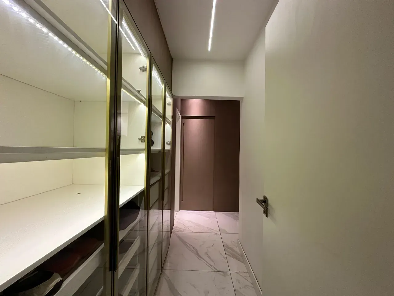 Furnished 250 m² apartment with 4 bedrooms and 5 bathrooms — photo 12